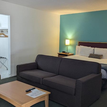 Howard Johnson By Wyndham Downtown Kamloops Exterior photo