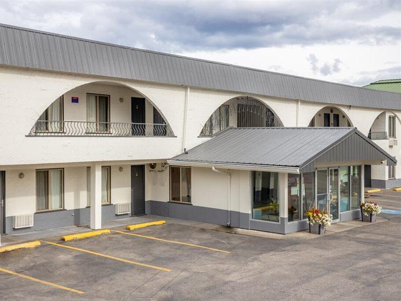 Howard Johnson By Wyndham Downtown Kamloops Exterior photo