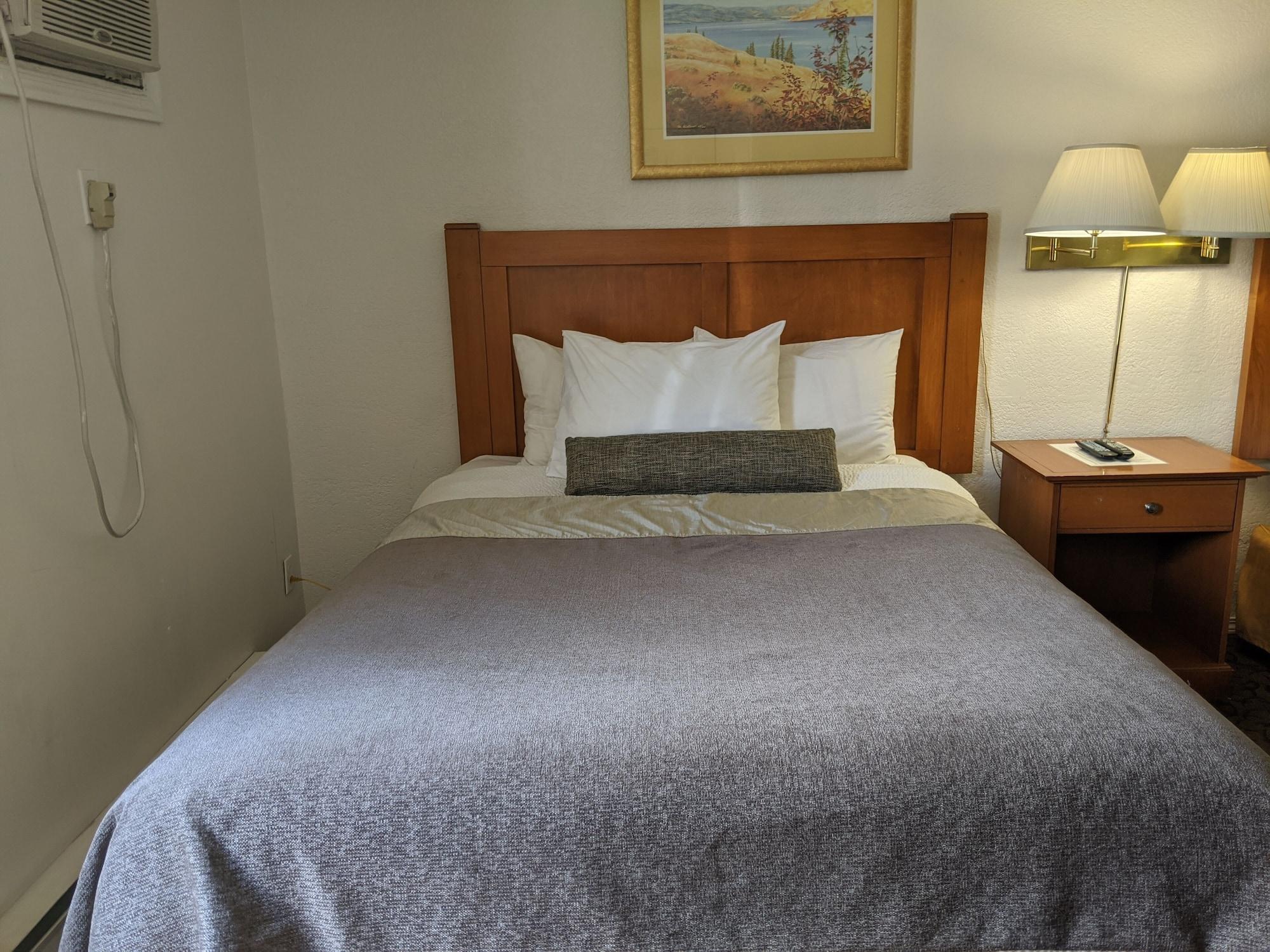 Howard Johnson By Wyndham Downtown Kamloops Exterior photo