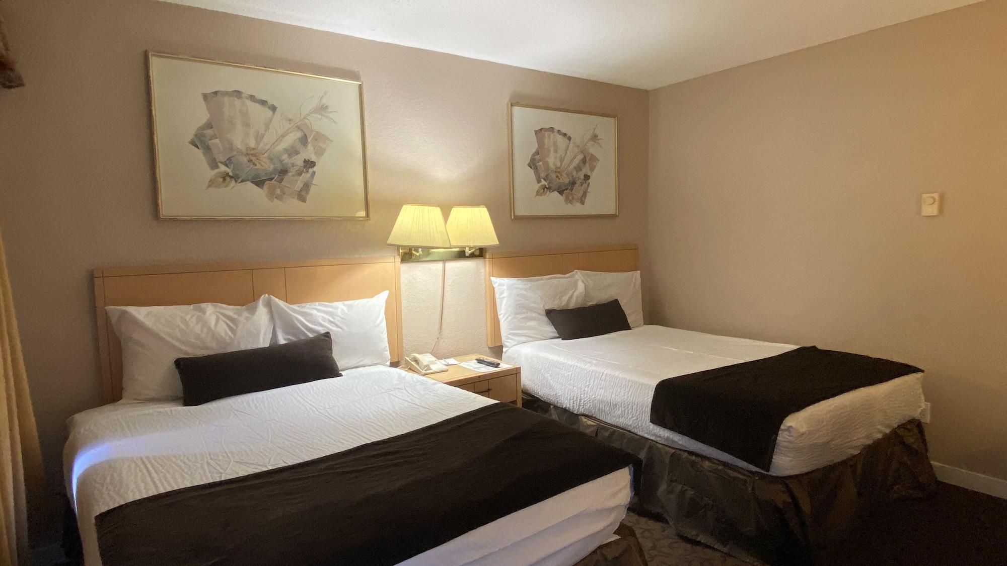 Howard Johnson By Wyndham Downtown Kamloops Exterior photo