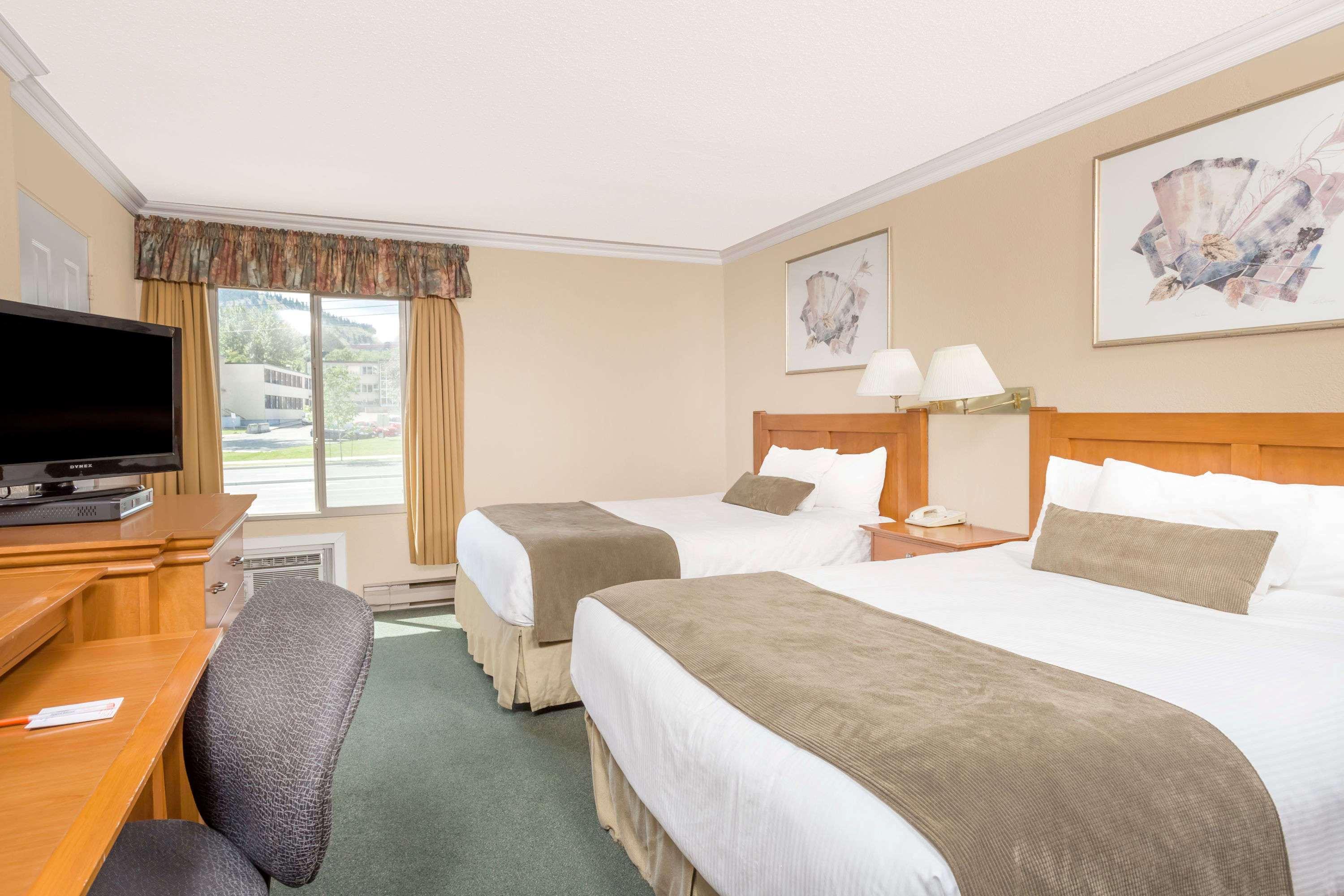 Howard Johnson By Wyndham Downtown Kamloops Exterior photo