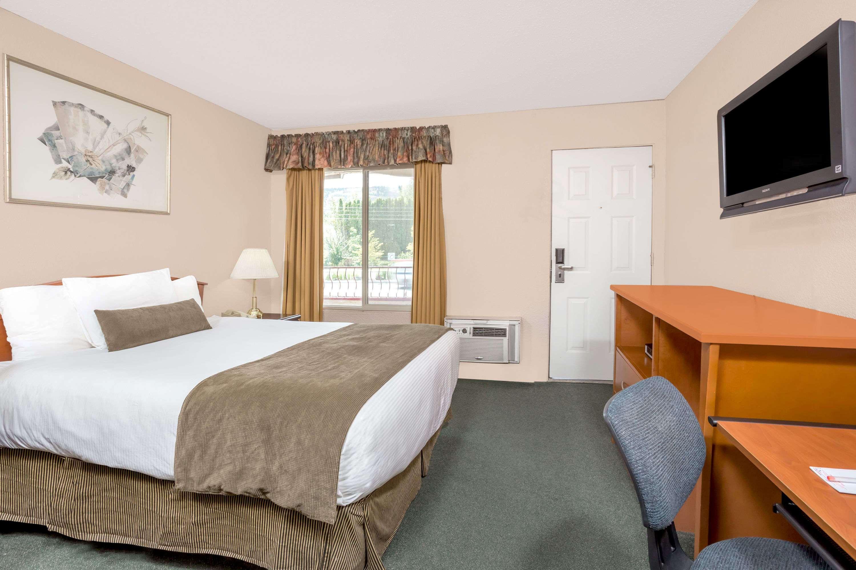 Howard Johnson By Wyndham Downtown Kamloops Exterior photo
