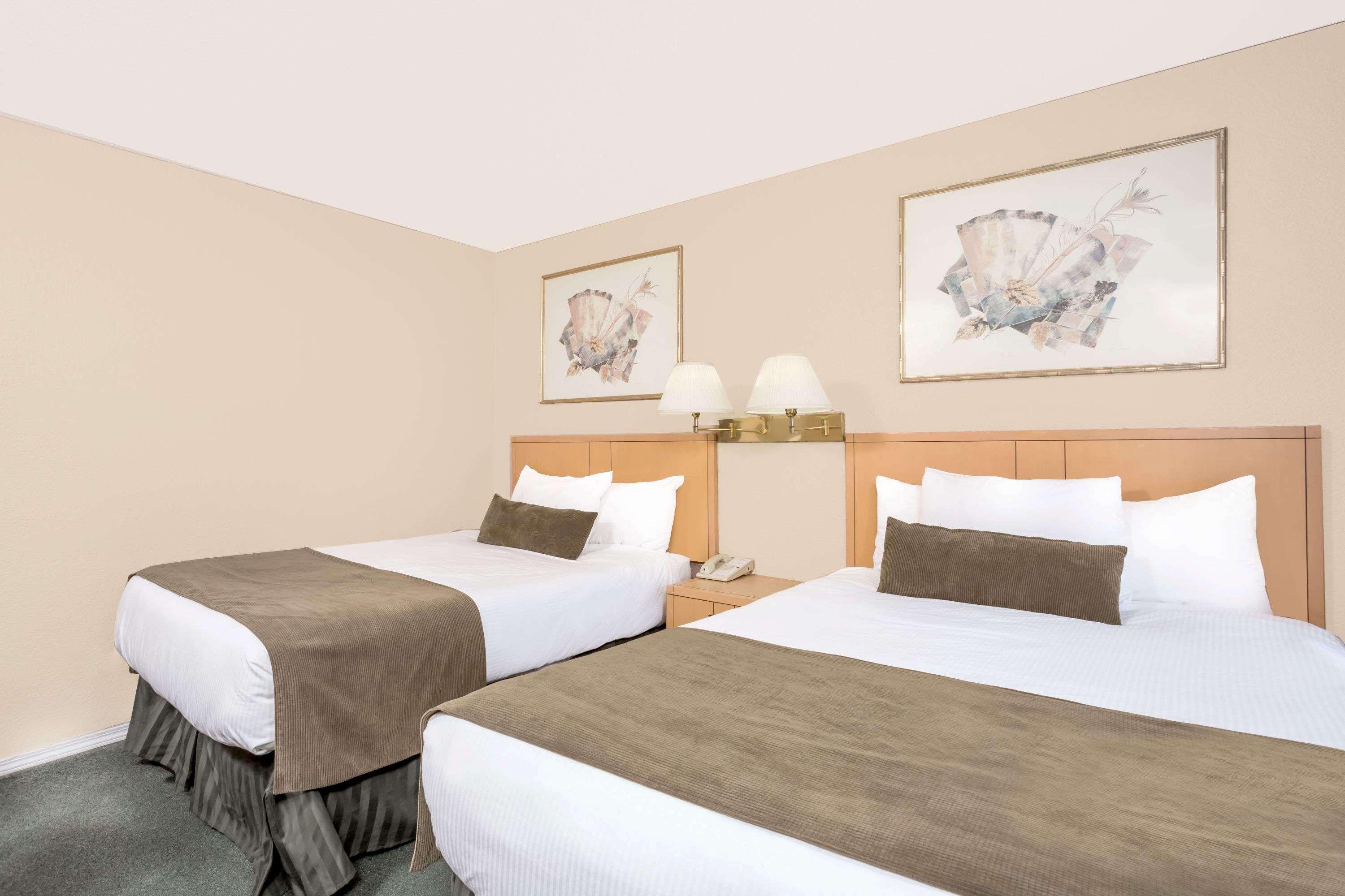 Howard Johnson By Wyndham Downtown Kamloops Exterior photo