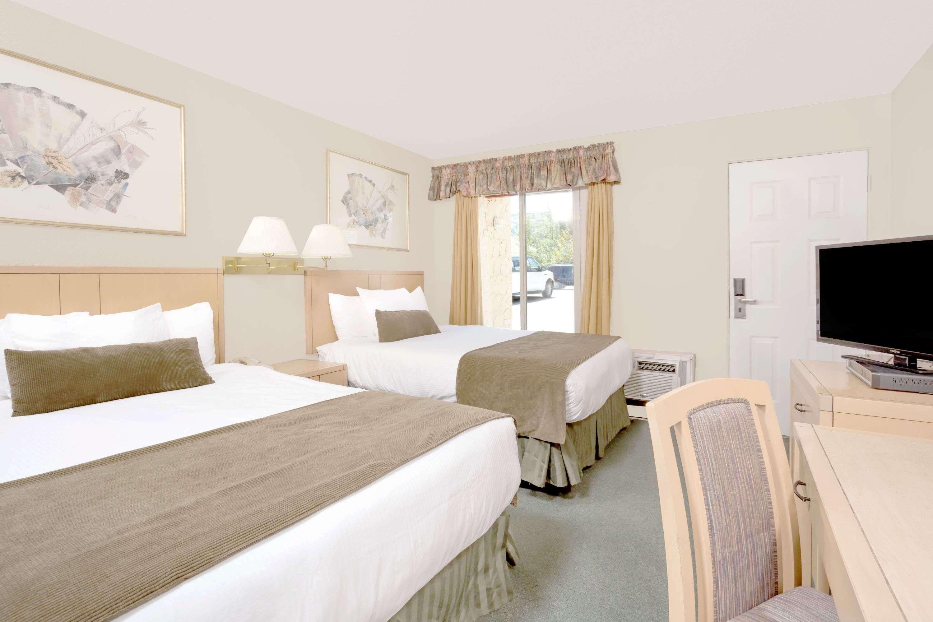 Howard Johnson By Wyndham Downtown Kamloops Exterior photo