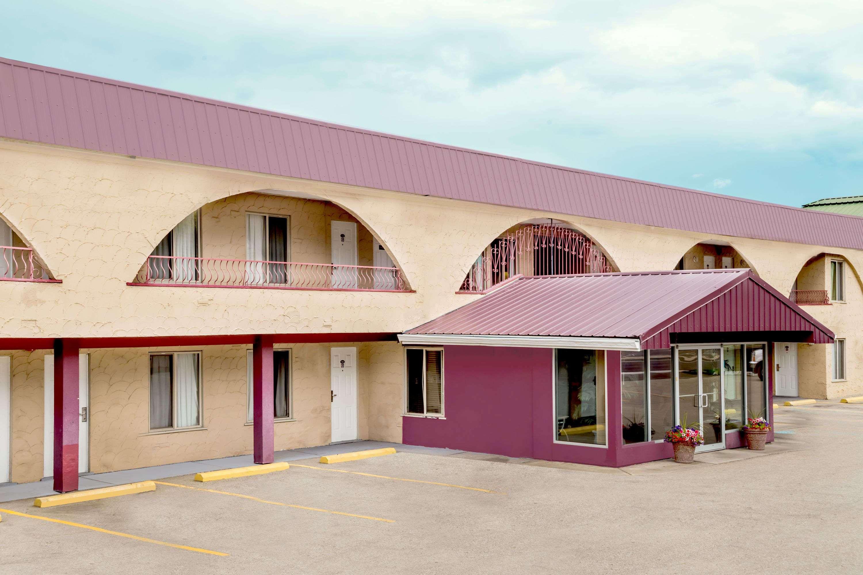 Howard Johnson By Wyndham Downtown Kamloops Exterior photo