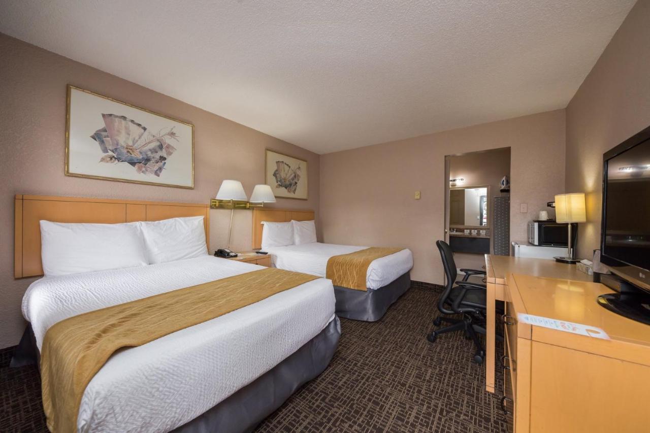 Howard Johnson By Wyndham Downtown Kamloops Exterior photo