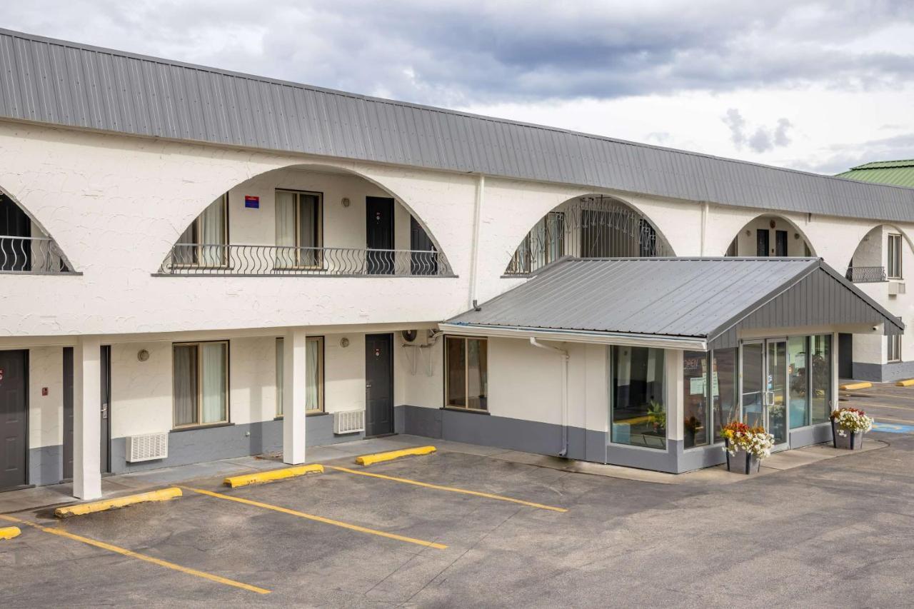 Howard Johnson By Wyndham Downtown Kamloops Exterior photo