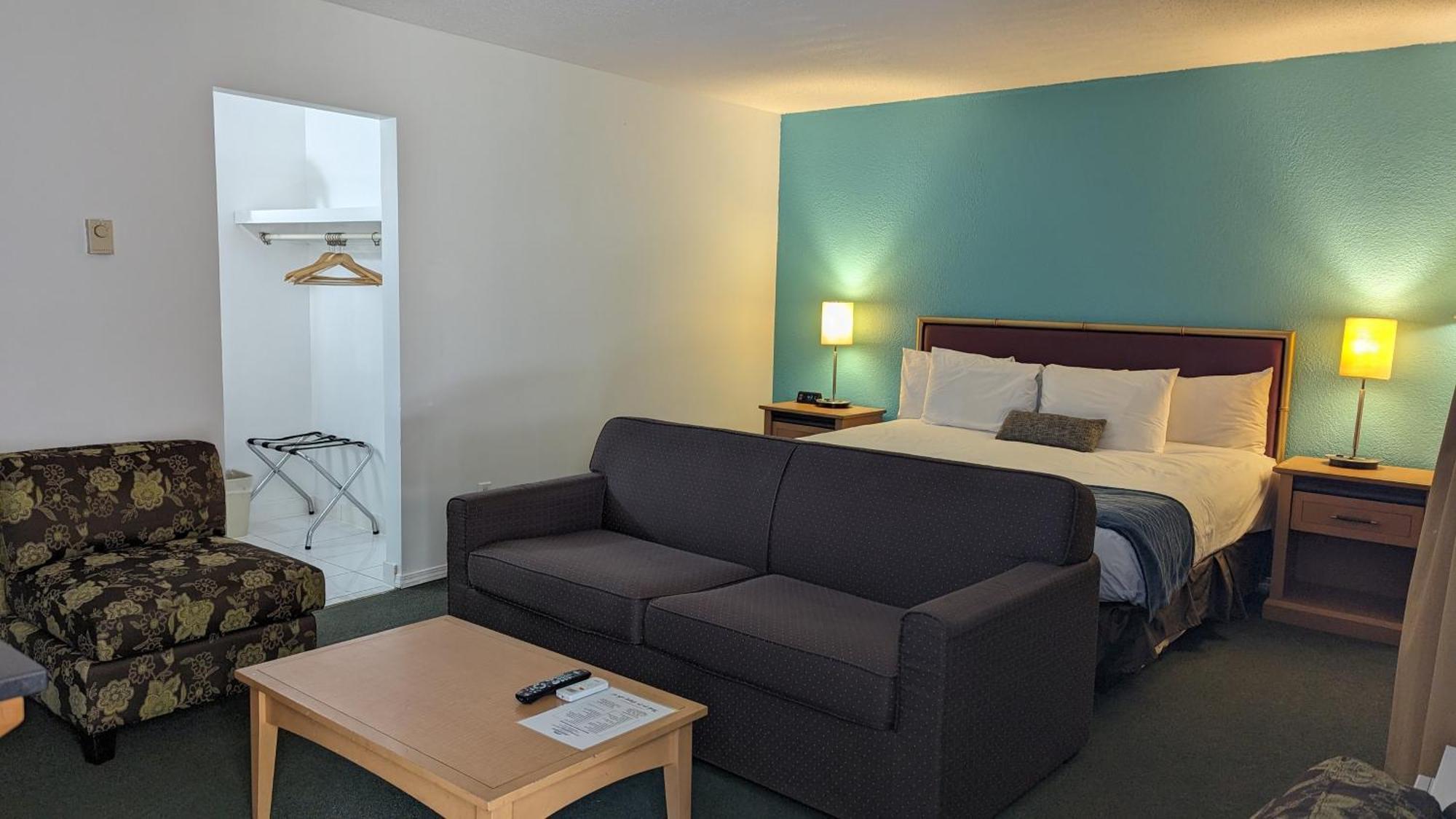 Howard Johnson By Wyndham Downtown Kamloops Exterior photo