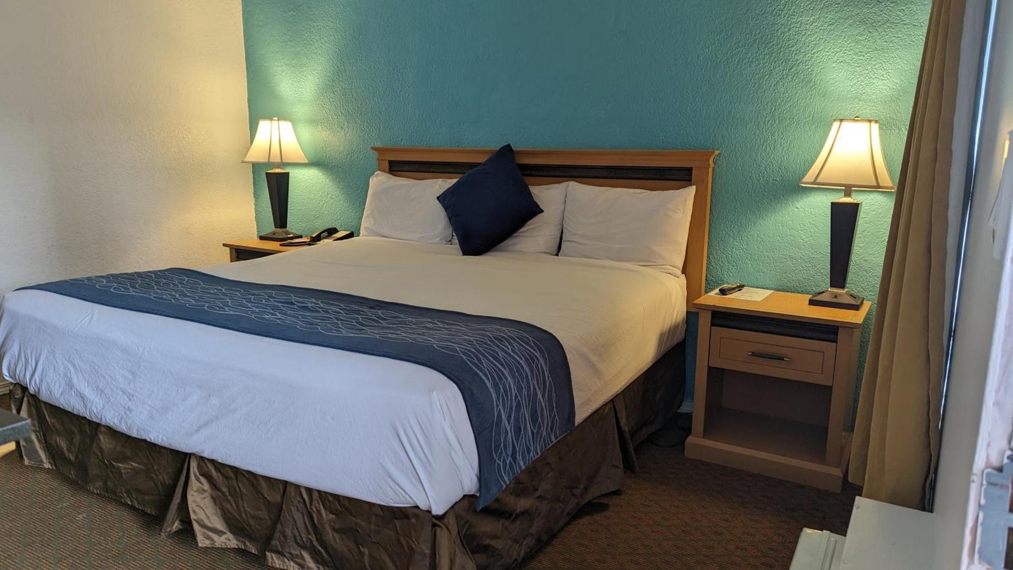 Howard Johnson By Wyndham Downtown Kamloops Exterior photo