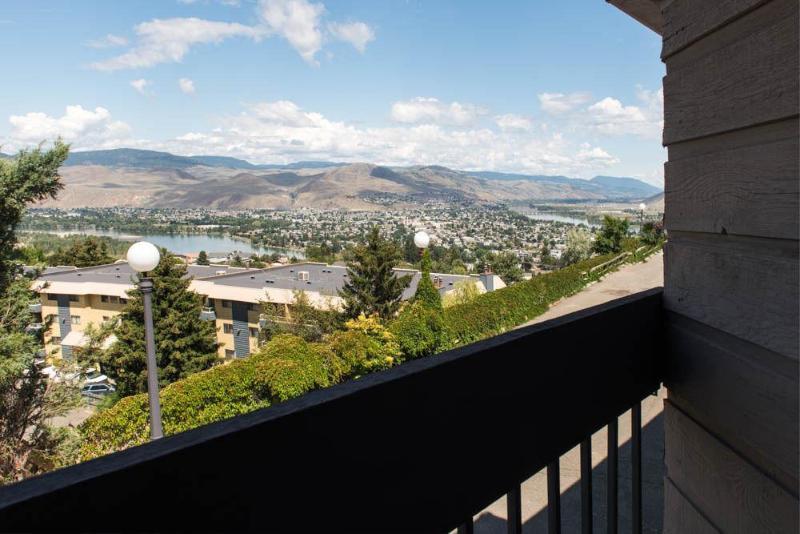 Howard Johnson By Wyndham Downtown Kamloops Exterior photo