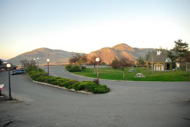 Howard Johnson By Wyndham Downtown Kamloops Exterior photo