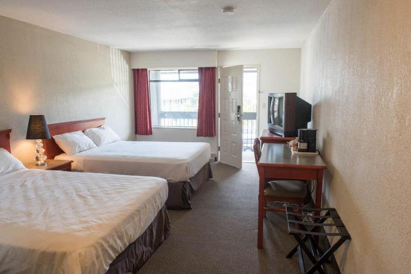 Howard Johnson By Wyndham Downtown Kamloops Exterior photo