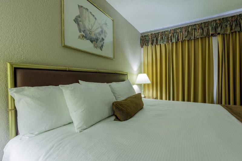Howard Johnson By Wyndham Downtown Kamloops Exterior photo