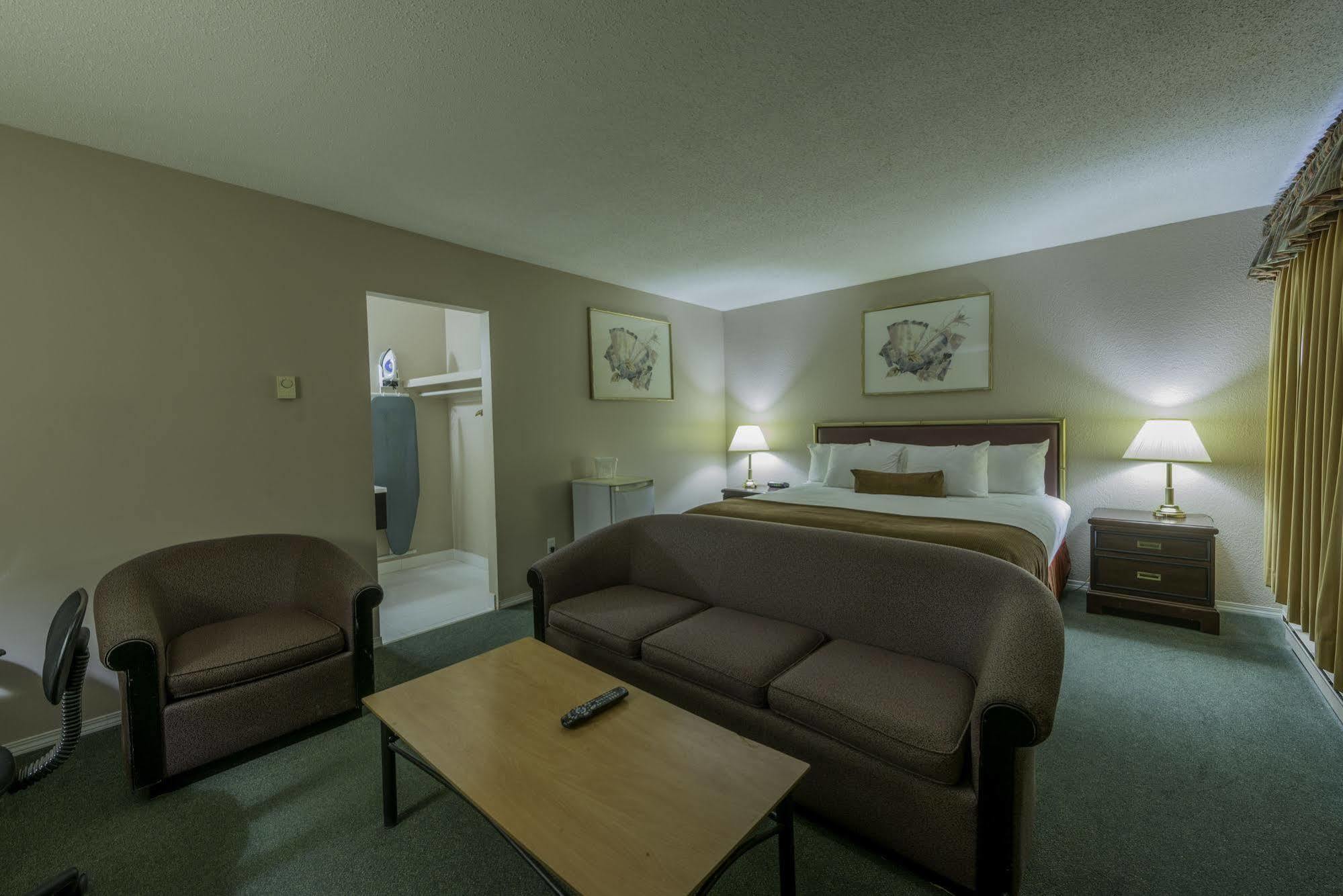 Howard Johnson By Wyndham Downtown Kamloops Exterior photo