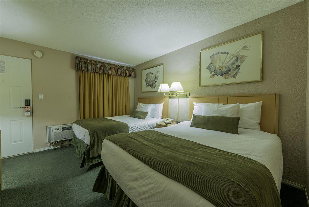 Howard Johnson By Wyndham Downtown Kamloops Exterior photo