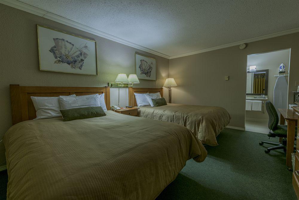 Howard Johnson By Wyndham Downtown Kamloops Exterior photo