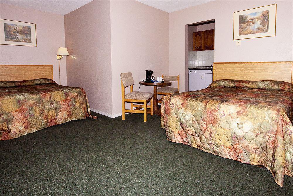 Howard Johnson By Wyndham Downtown Kamloops Exterior photo