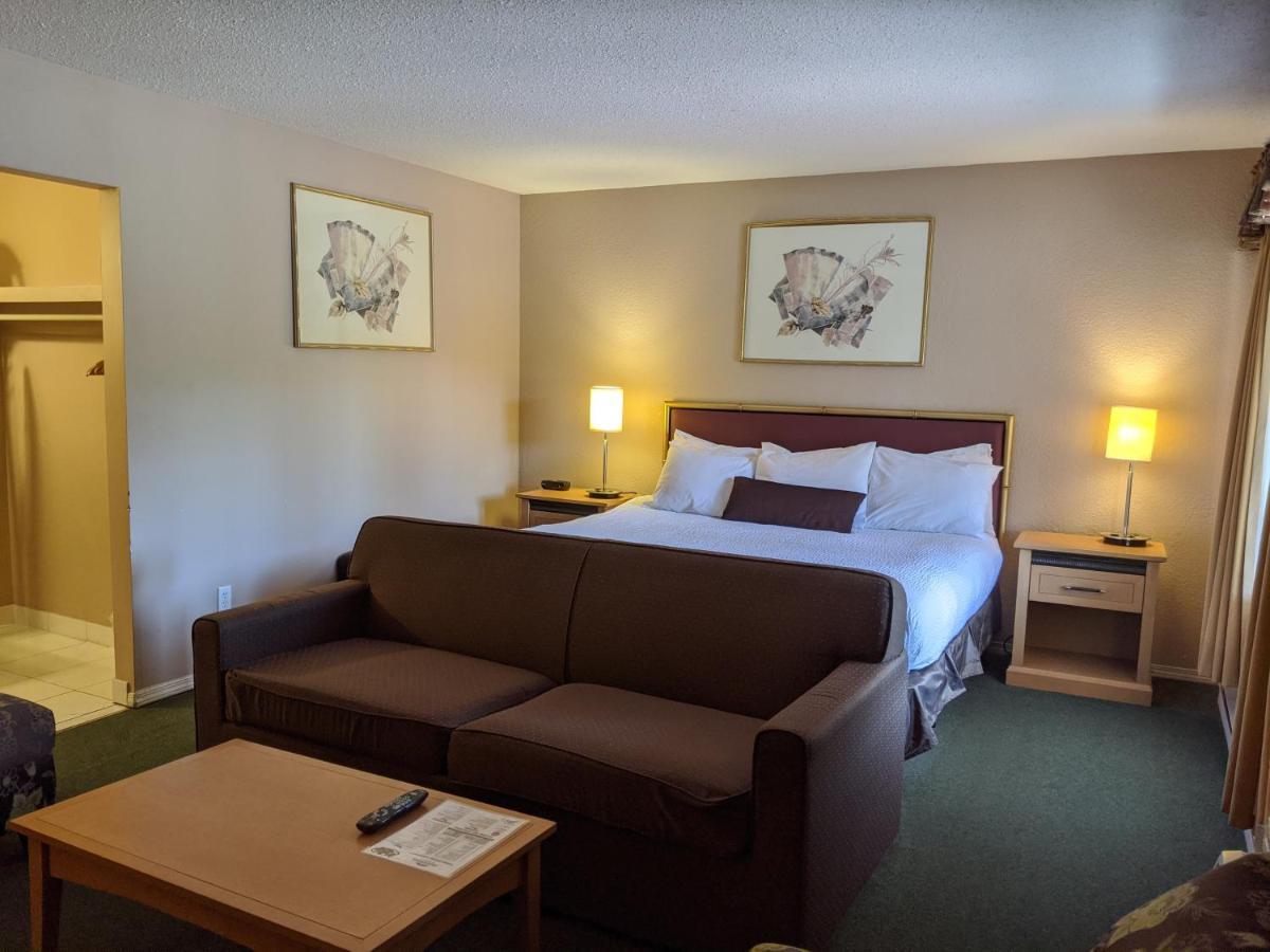 Howard Johnson By Wyndham Downtown Kamloops Exterior photo